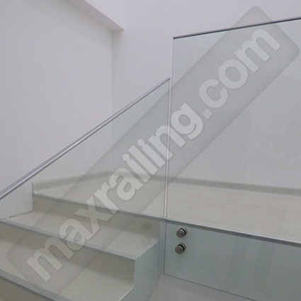 стъклен парапет с държачи